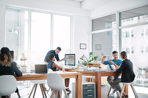 wana-office Personas en una oficina luminosa y con grandes ventanales
